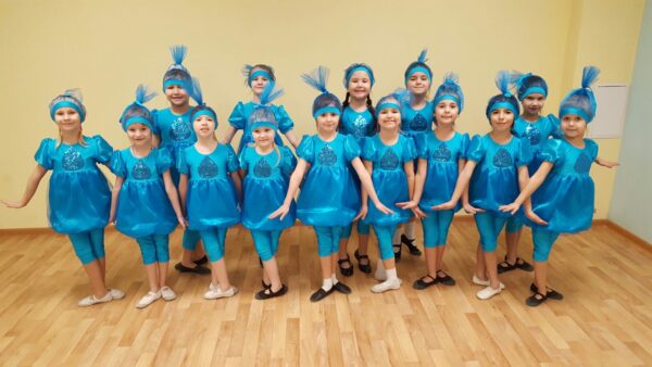 девочки в голубых танцевальных костюмах
